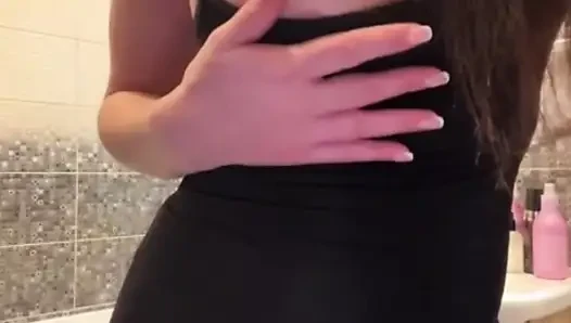 Meine stiefmutter fickt ihren arsch mit ihren fingern