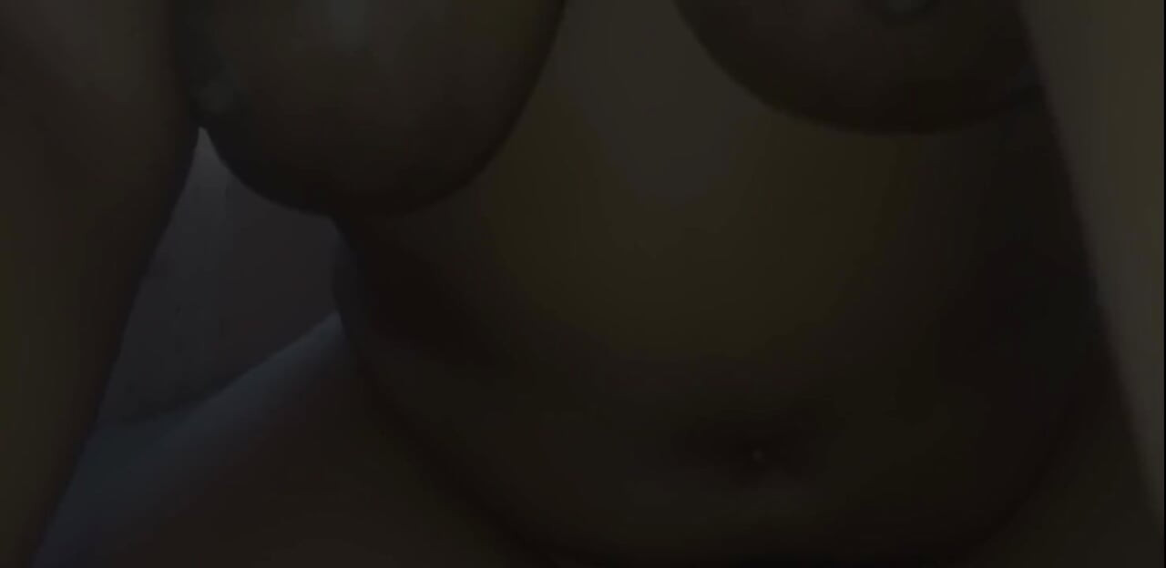 Quickie und cumming zusammen, während er sieht und spielt mit meinen dicken möpsen