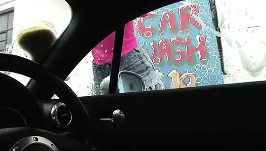 Sex in der autowäsche mit einer brünetten schlampe in sexy rosa netzstrümpfen