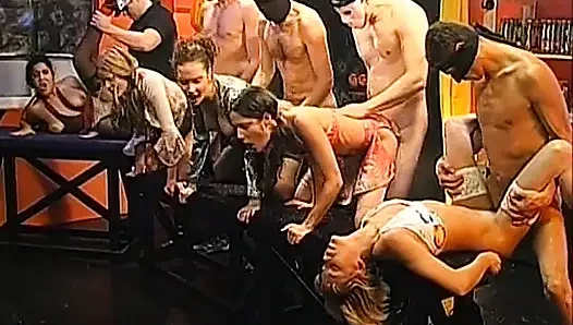 Глотай И Оставайся Тихой Оргией В Тройничке