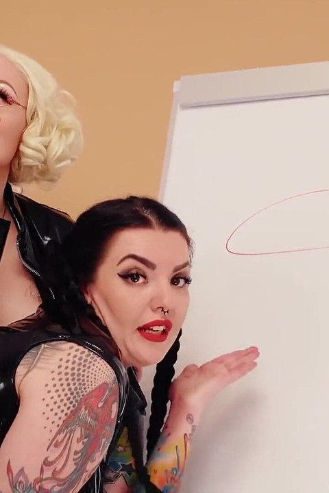 Seksowna gorąca lesbijska kompilacja wideo: Szorstki lateks jebanie krzywych dziewczyn