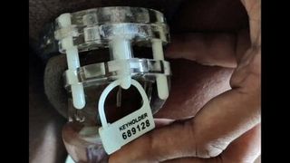 Indischer Cuckold bestraft, weil er aus Keuschheitskäfig entkommen ist