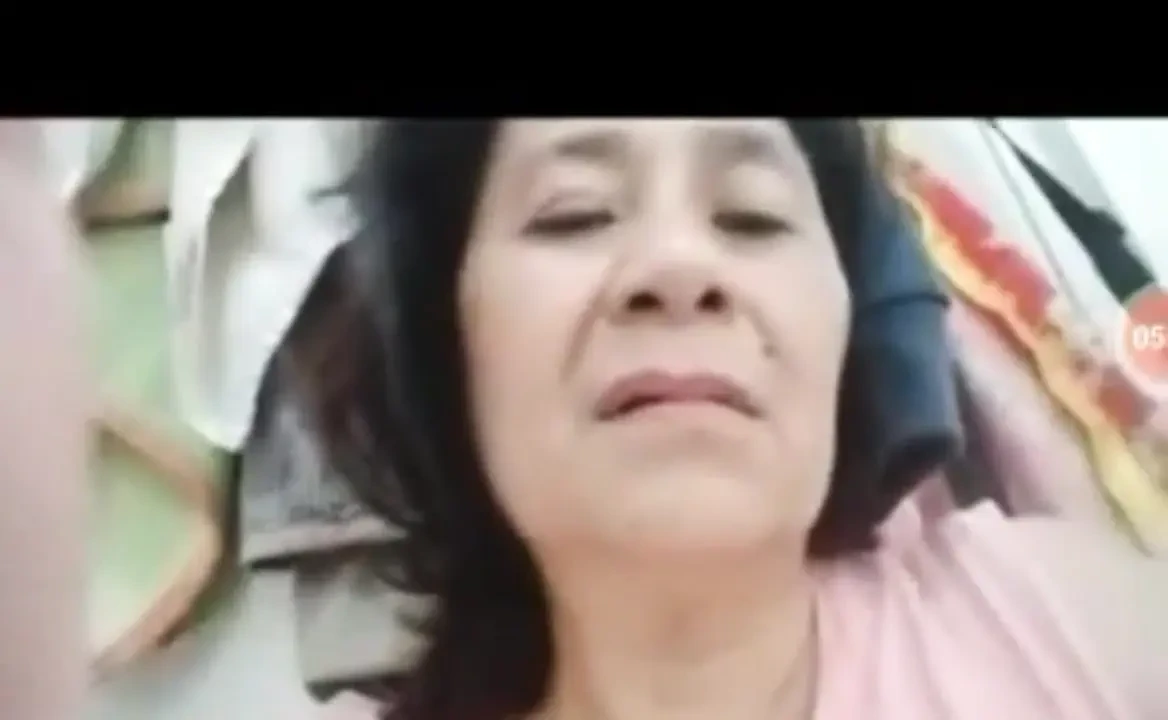 我的妻子想要太多的视频通话来主宰她的阴户