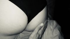 Francuska młoda żona seksowna idealna masaż tyłka w czarnych stringach