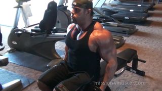 Huge muscle hunk working out