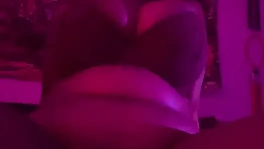 Yalnız zenci dildoya biniyor