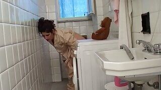 Sexy huisvrouw masturbeert onder de douche terwijl ze wordt verrast en uitgenodigd voor wilde seks met een grote lul om vast te houden