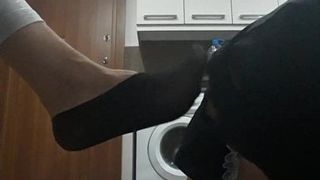 Esclave embrasse mes pieds sur des chaussettes