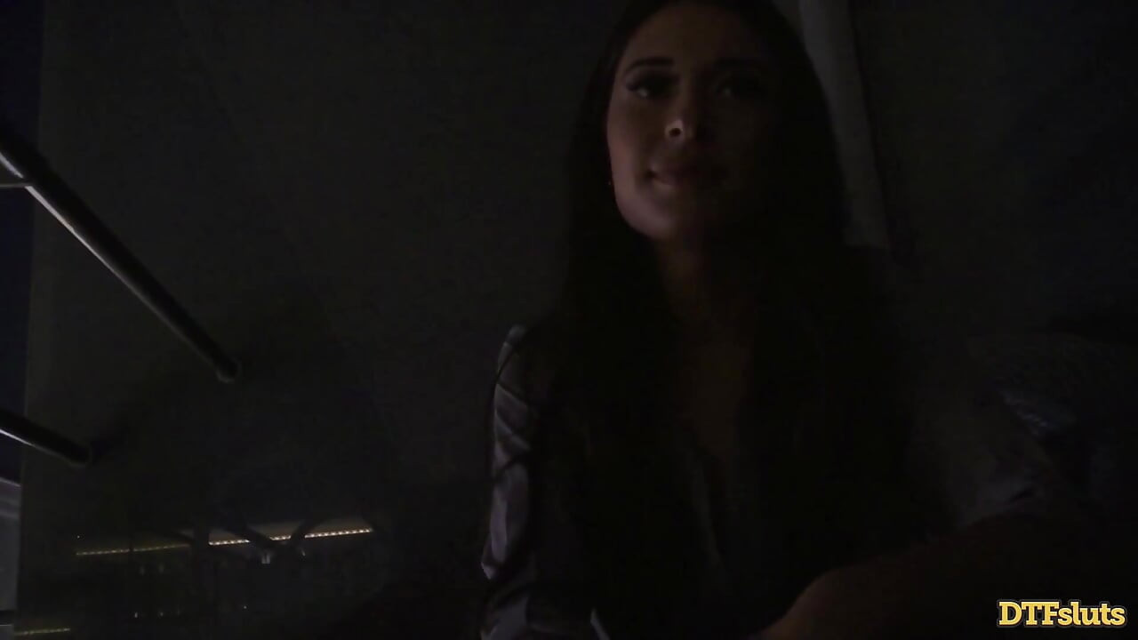 Cameron Canela tar kommandot på balkongen med James