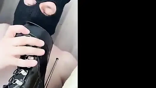 Kırmızı iç çamaşırlarıyla baskın ol.