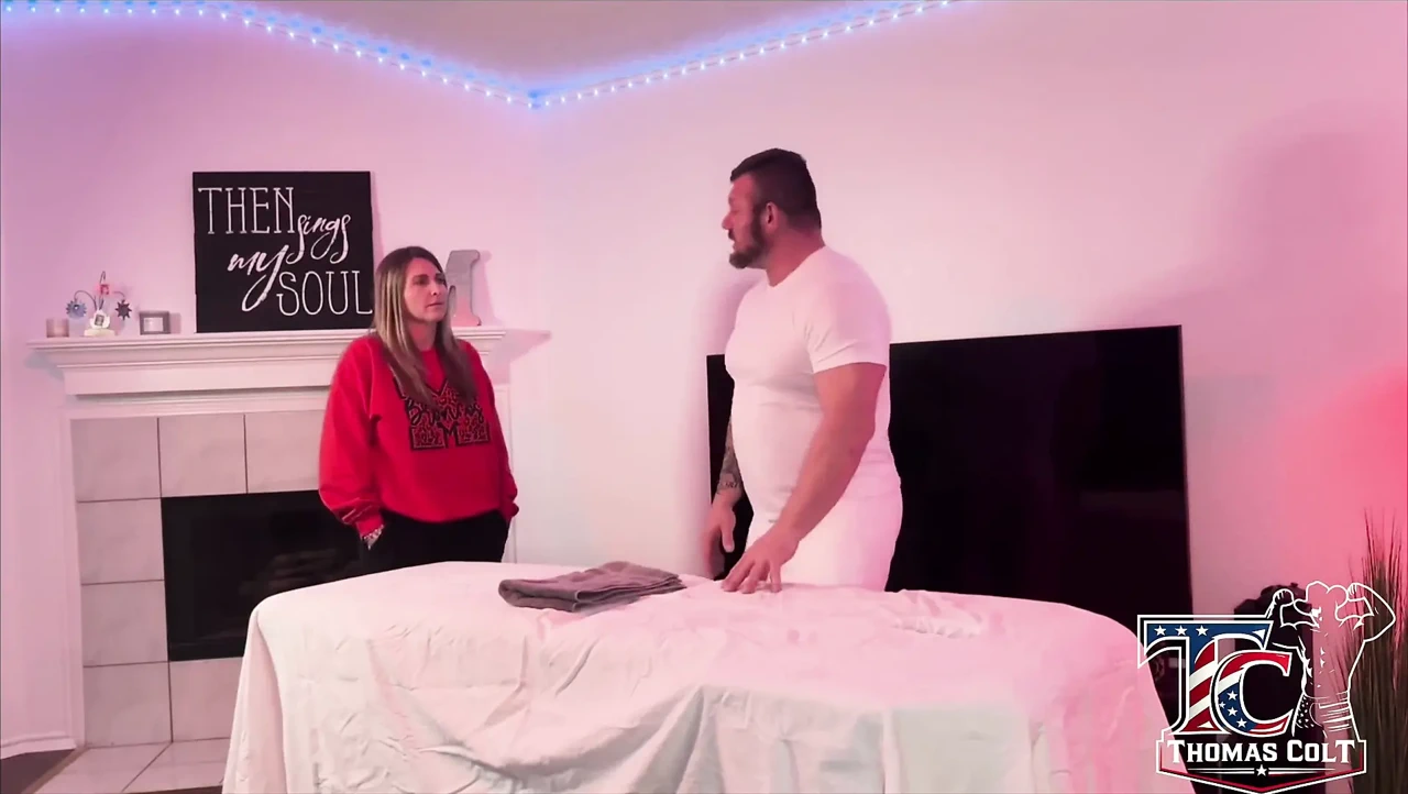 PAWG 熟女在色情按摩后被性交和繁殖!