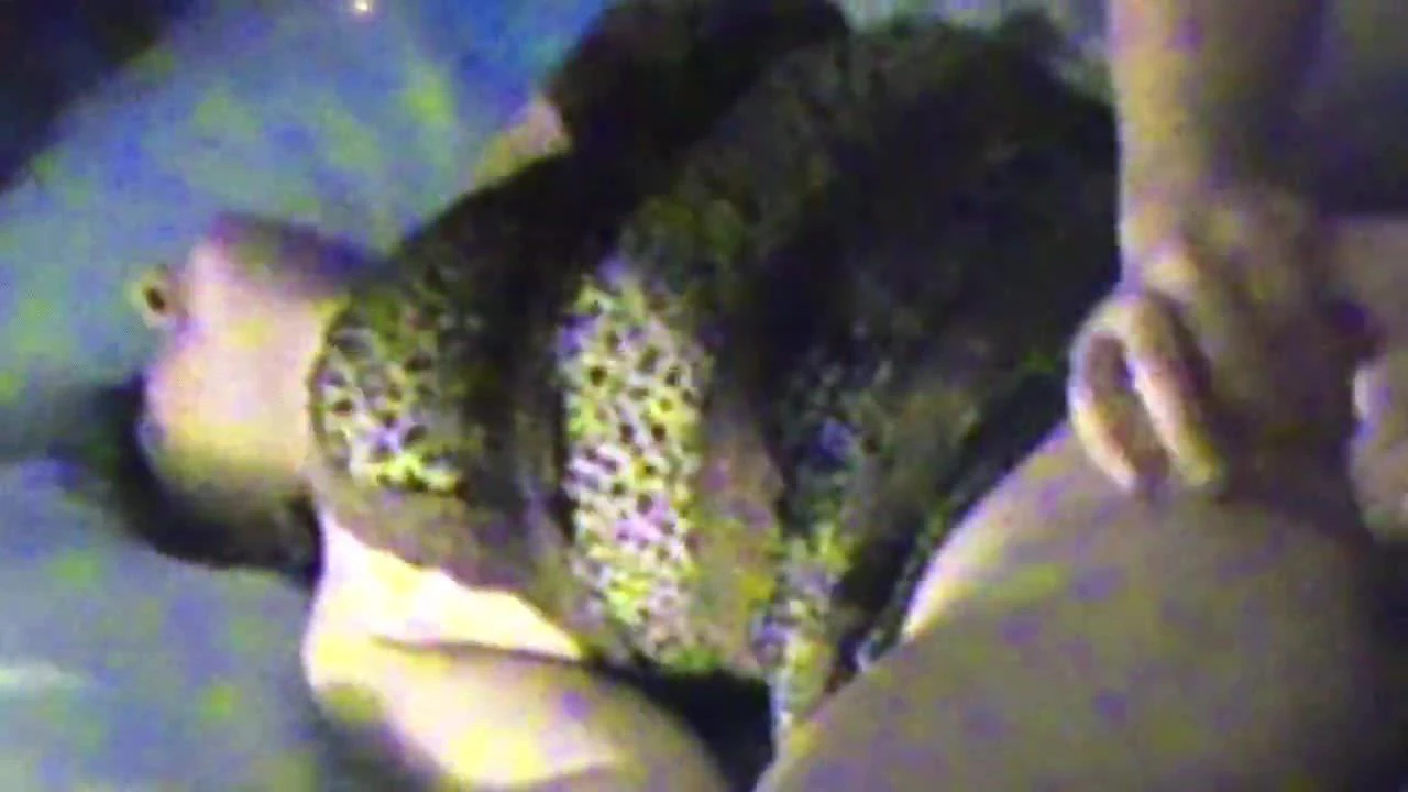 Une femme sexy en lingerie fait une sextape maison