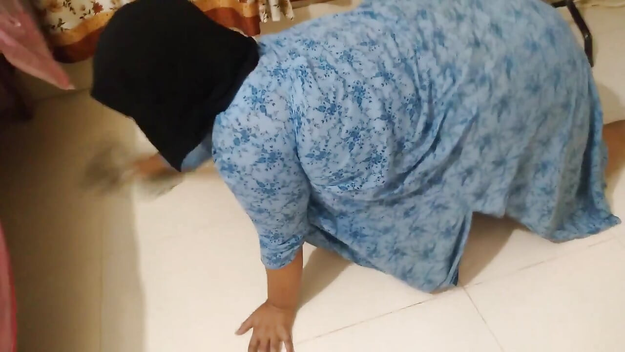 Fucking a Beautiful Hot Stepmom in Saudi Arabia When She Stuck Under Bed