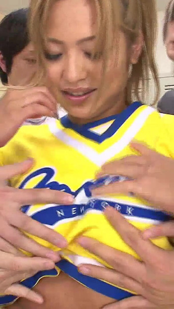 Jaw-dropping moment from "Asiatische Cheerleaderin laesst sich in der Umkleide von Ihren Lehrern ficken"