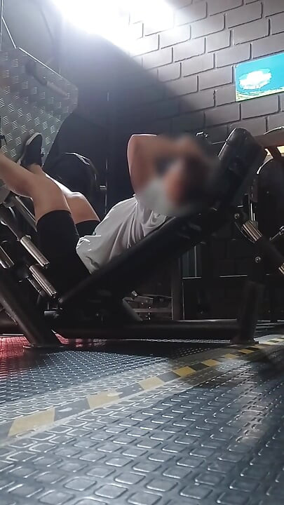 Tôi đã đi đến phòng tập thể dục và kết thúc thủ dâm trong phòng tắm âm hộ đầy lông của tôi