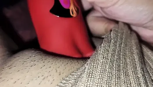 Mächtiges Spielzeug, das meine Muschi frisst, sie hat den Himmel erreicht und mir einen Orgasmus beschert