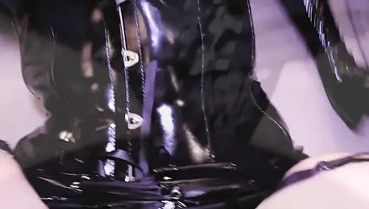 Geile herrin Eva Latex hat spaß mit einem großen süßen schwanz, vinyl-kink-gonzo