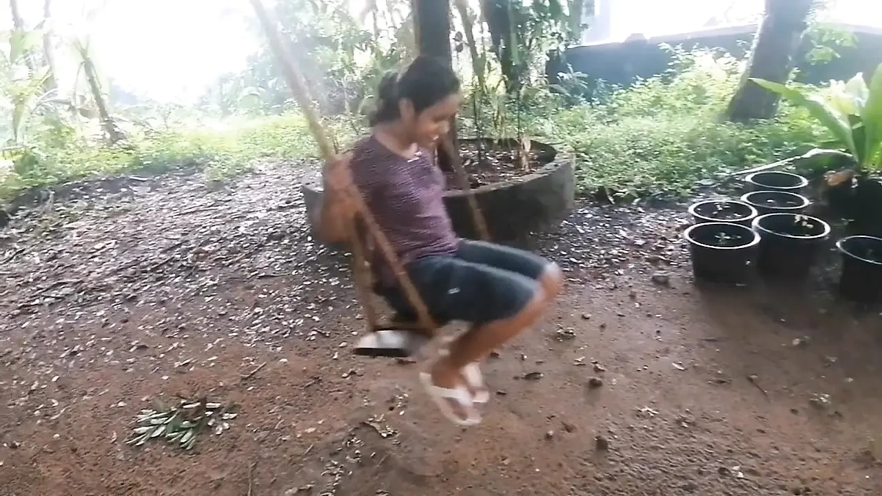 我在海滩上发现了这个性感工作的婴儿婊子