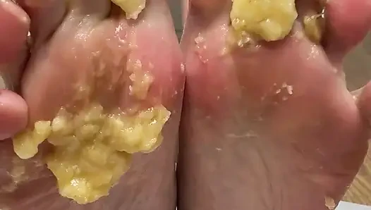 Hotkinkyjo feets, pussy & squashing bananas - HKJSEXY