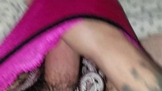 Cumming en tanga de satén rosa