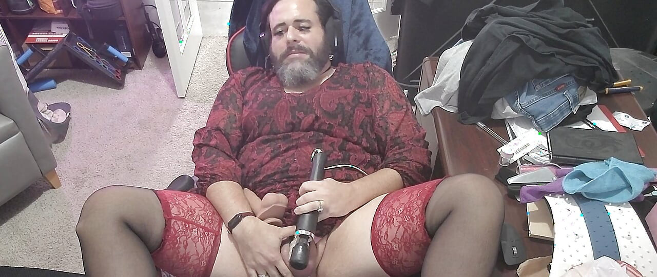 熟女女装のプラッピングとバイビングが役に立たない弱虫クリトリスを閉じ込めた