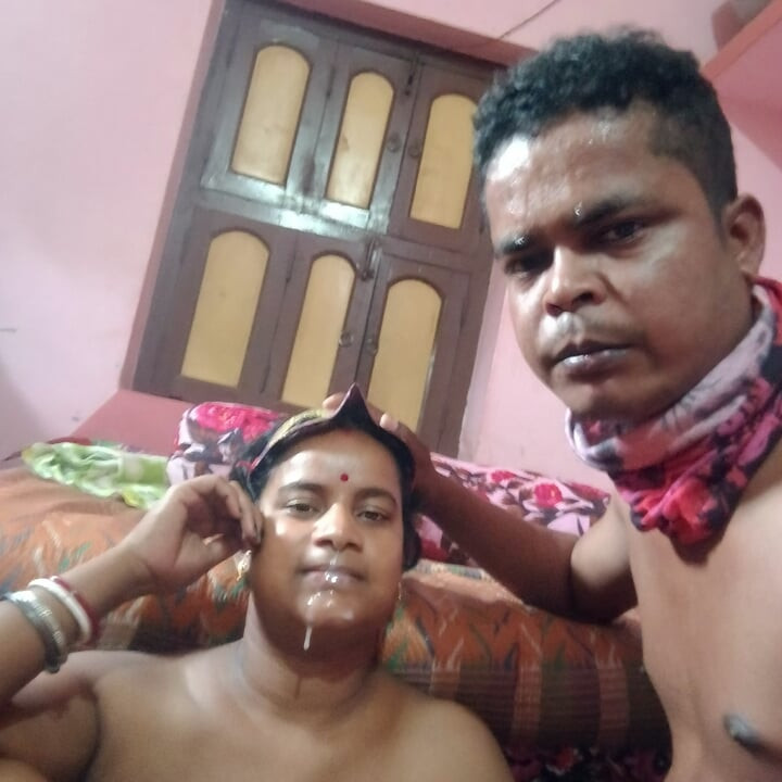 Aku menelepon milf seksiku yang cantik ke kamarku, meletakkannya di tempat tidur dan memasukkan penisku ke dalam memeknya.