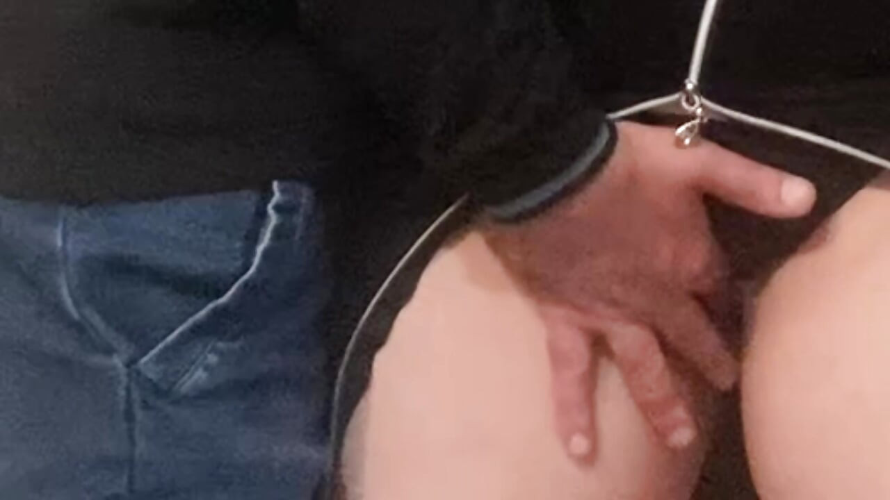 OMG! Berøring av saftig fitte i t-bane - penetrerende i sexy truser