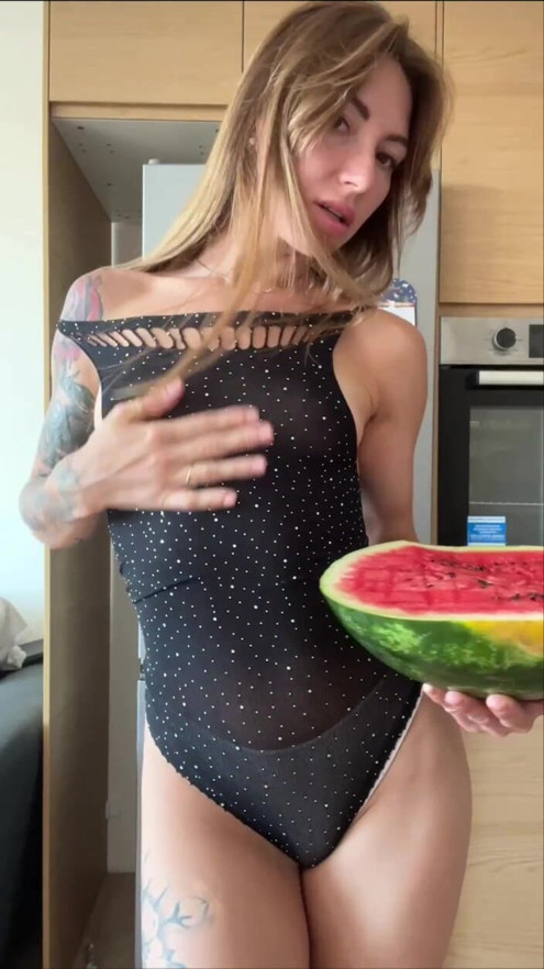 Nevjerojatna djevojka i njezina priča! Pretplata u bio!