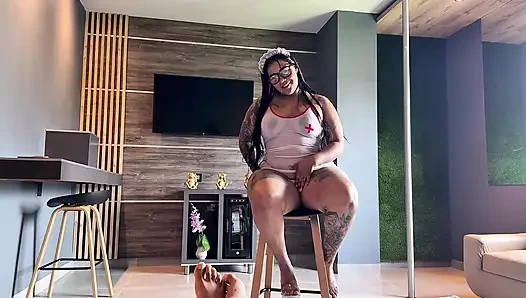 Колумбийская медсестра лечит свою пациентку ее большой задницей