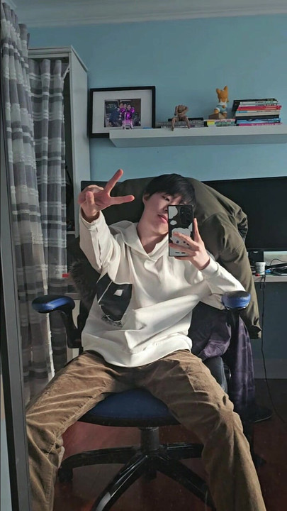 صبي آسيوي يلتقط صورة سيلفي أمام المرآة ويصعب سرا