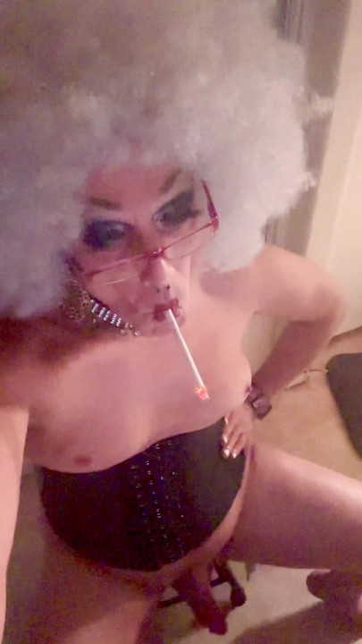 Marilyn büyük saçlı sigara içme mastürbasyonu