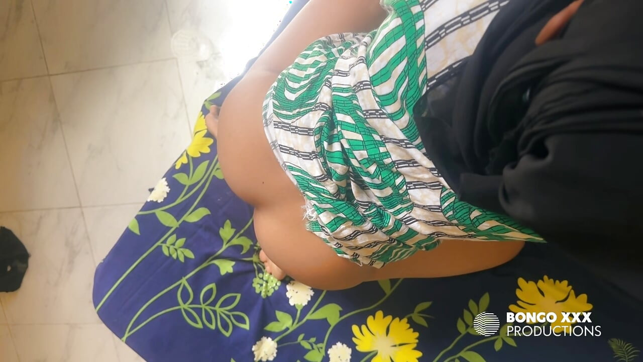 Fatuma xxx benimle bir bütün oluyor, sikimi bu eğlence gibi emiyor