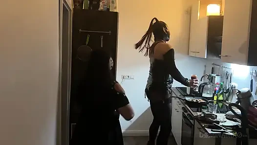 Dominante MILF dehnt latex-subs arsch weit in der küche