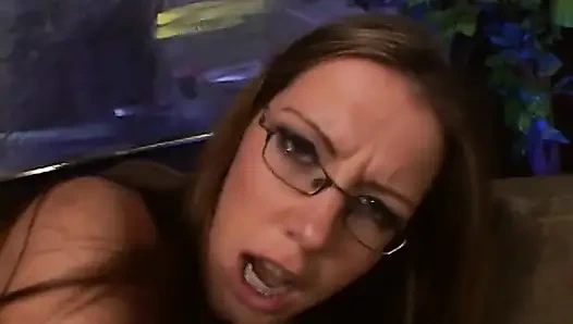 Brünette mit brille reitet schwarzen schwanz und schluckt sperma