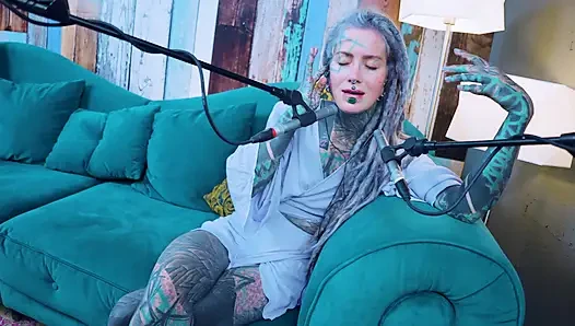 J - Jelousy hakkında konuşuyorum - asmr podcast sfw konuşuyor gotik sıska kız dreadlocks dövmeli model dövmeli kız