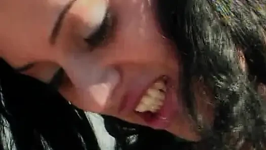 Cewek lesbian sempurna bersenang-senang di tepi kolam renang