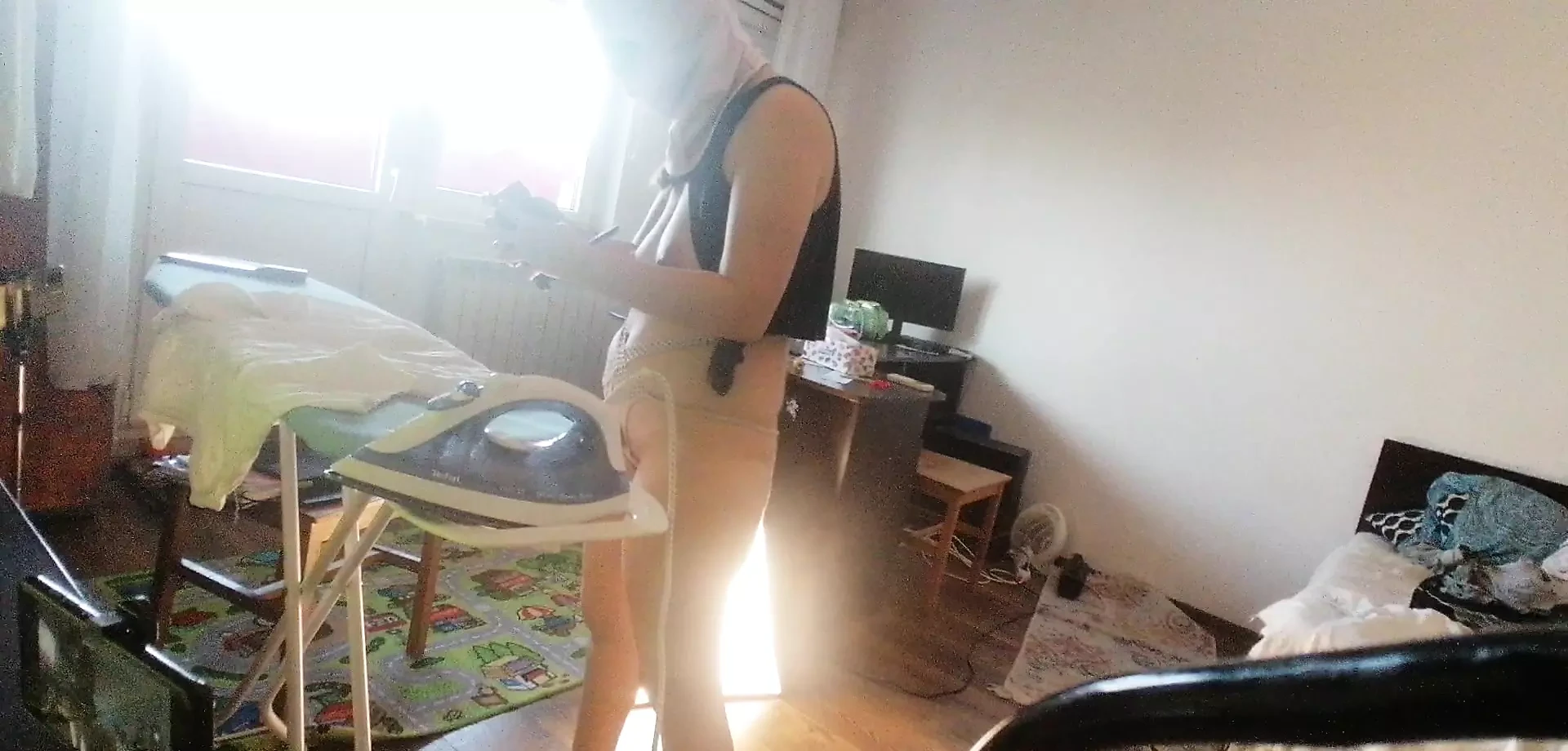 Sexy esposa haciendo quehaceres en la casa desnuda. Leche en el gran culo de la esposa Juegos previos calientes con una pareja, masaje con aceite en el cuerpo.