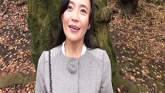 A112G02 A mature woman in her fifties with black hair and a pure aura appears in an AV seeking intense sex!