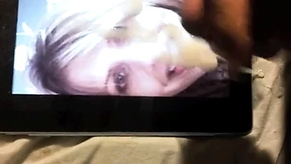 Lucy bir ağız dolusu alır