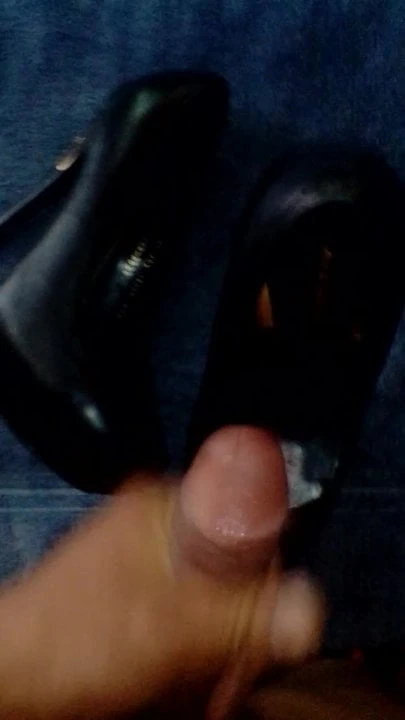 Shoejob high heels black cumshot