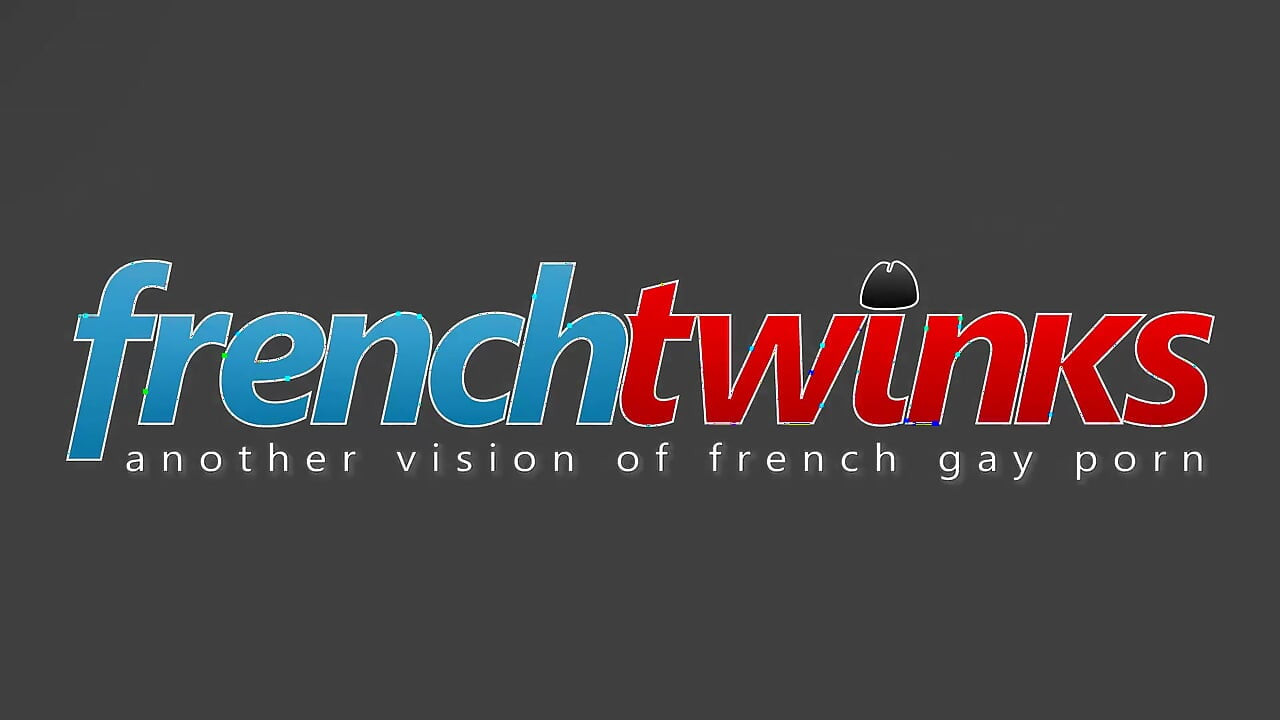 Jovem gêmea surpresa se masturbando no banho