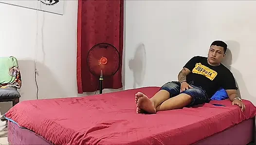 Penisi sertlendiğinde üvey erkek kardeşime bacak masajı yapıyordum ve vajinamın içinde iyi hissettim, bu yüzden seks yaptık