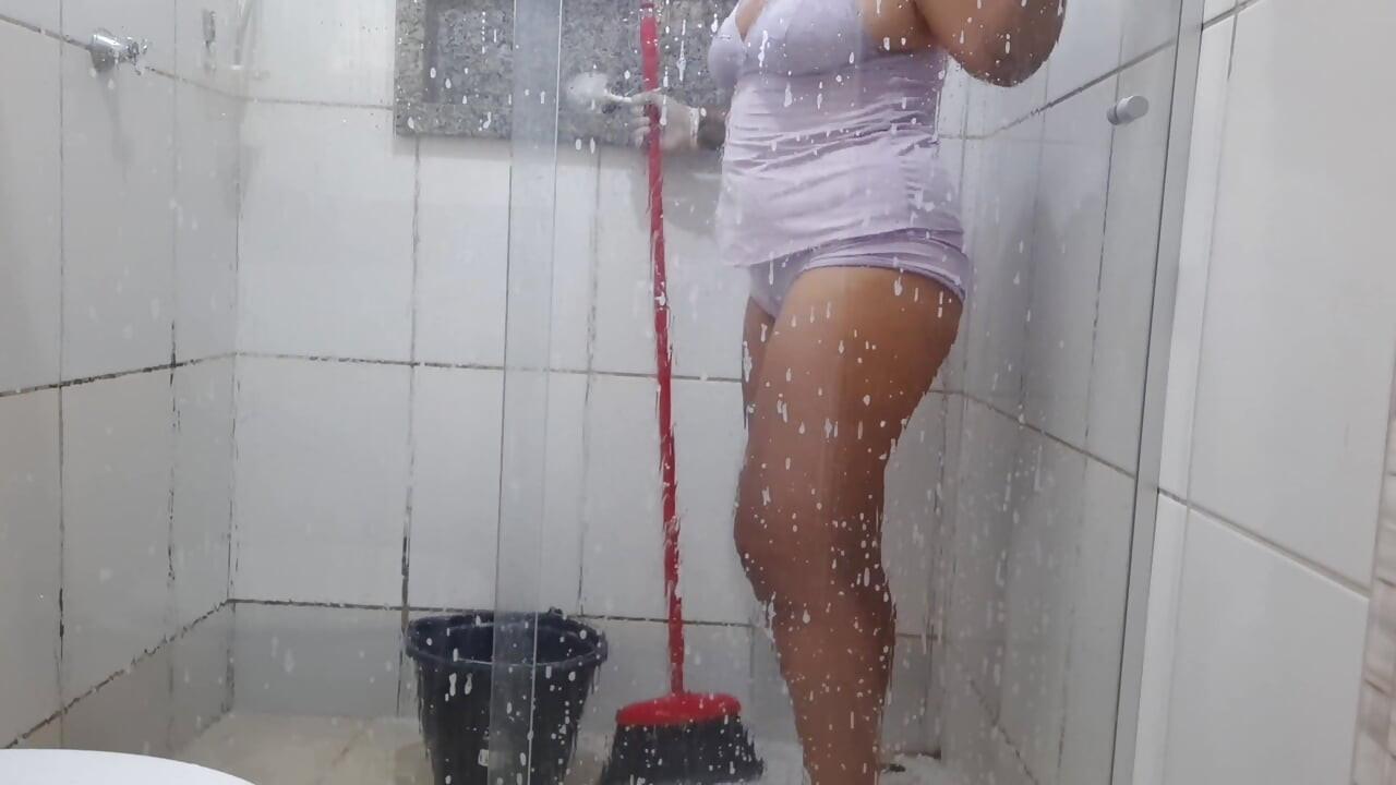 Hure im Badezimmer: Meine Frau zeigt verschwitzt und zeigt beim Putzen ihre Muschi!