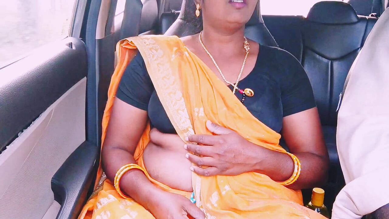 Pembantu Villege seks mobil Telugu bicara kotor.