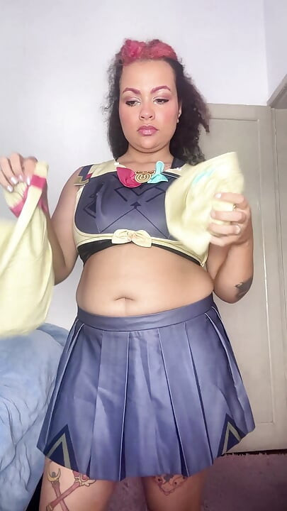 Preparando-se para cosplay con - Varesa Genshin Impact