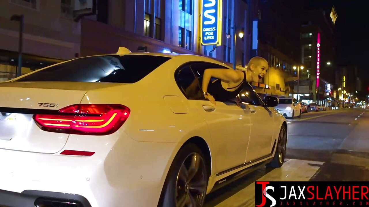 Pofticioasă Sidra Sage călărește tare o neagră în timp ce este în mașină