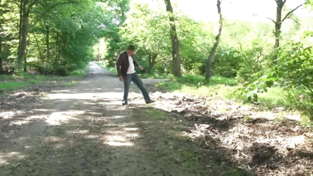 شعر وردي موشوم كبير الثدي على الديك الناضج في الغابة