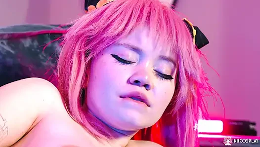 Das geile mädchen Rebecca Nixon spreizt ihre beine und reibt ihre rasierte muschi mit einem sextoy.