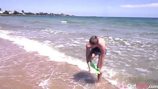 Ее грудастая подруга лижет ее волосатые подмышки и большой клитор