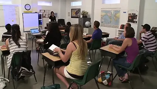 Bu guru semok ini ngentot murid nakalnya di kelas